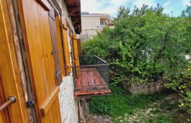 Large Stone Villa with garden. - Foto 4