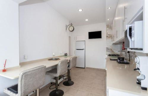 Almada Lisbon em frente dos transportes públicos - Foto 15