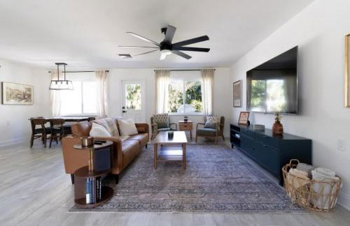 NEW Riverside Retreat with Pool - Foto 3