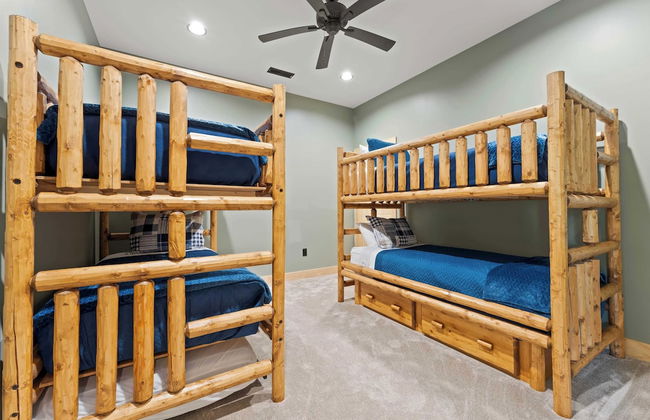 Black Bear Lodge by Avantstay Lakefront, Dock, Pool, Theater Sleeps 20+ - Foto 39