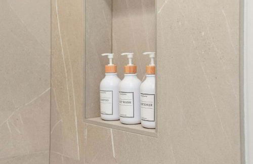 Modern Condo by Med District with Parking & Laundry - Foto 39