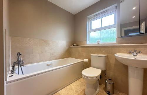 Spacious 4 Bed Home near Elizabeth Line, perfect for Contractors, Families & Groups - Foto 22