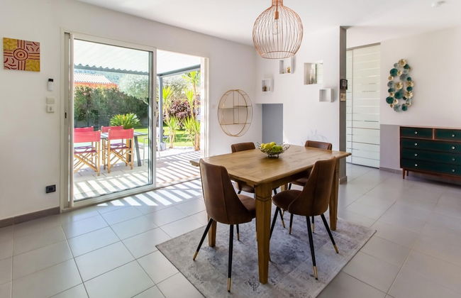 Beautiful Holiday Home With Swimming Pool - Photo 29