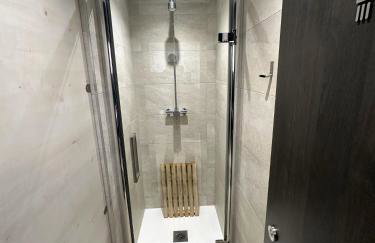 BrightOwl Waterside Narrowboat Cottage Experience - Foto 35