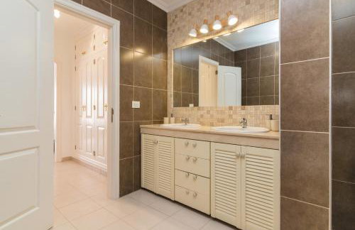 BEAUTIFUL VILLA - 4 bedrooms, heated pool, 2 priv car park places, fibre net, PS5, tv channels - Foto 38