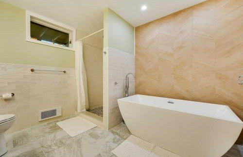 Lake George Oasis with 9 Acres, Hot Tub and Game Room! - Foto 21