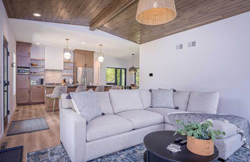 Galena Spring Escape - Hot Tub & Cozy Nights - Foto 16