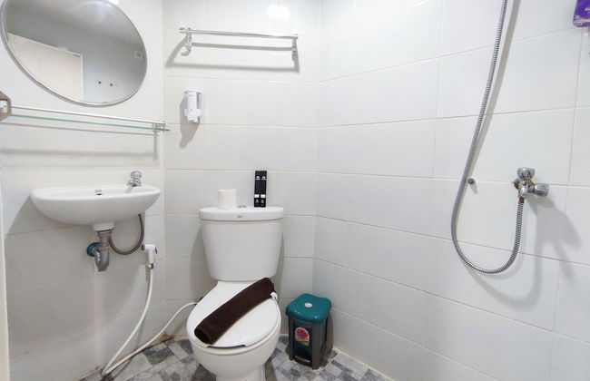 Comfortable And Modern 1Br Without Living Room At Amartha View Apartment - Foto 8