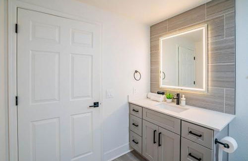 Glitzy 2BR Walk to Westgate Pool Gym WD - Foto 43