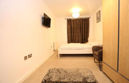 2 bed Riverview Bridge House Apartment - Foto 28