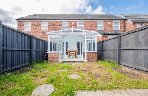 Charming House with Free Parking - Photo 26