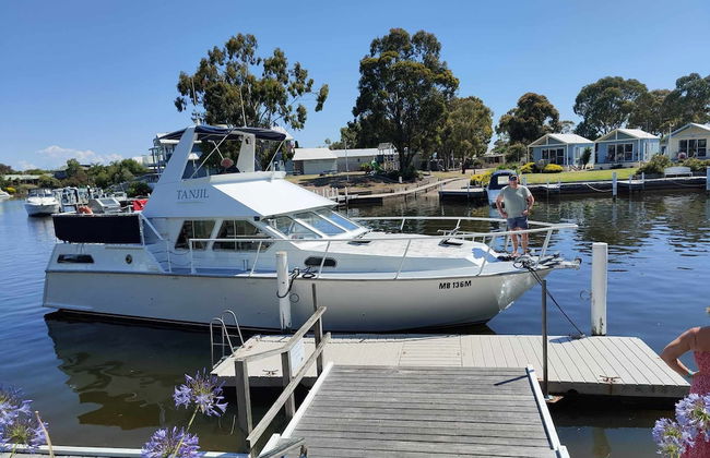 Captains Cove Resort - Waterfront Apartment - Photo 22