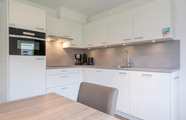 Restyled Bungalow With Dishwasher, Near the Beach - Photo 4