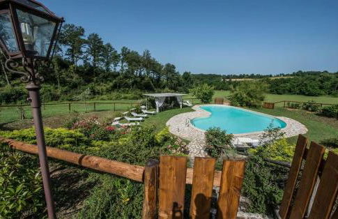 Elegant And Refined Villa With A Beautiful Blue Pool - Photo 2