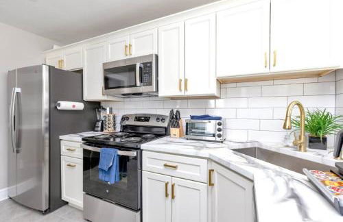 Stay, Play and Pass Go at the Monopoly Penthouse! - Foto 36