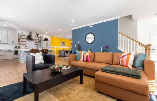 Bancroft Bungalow - Hot Tub, Fire Pit - Near Uptown - Foto 35