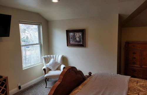 Newly remodeled mountain home! - Photo 21