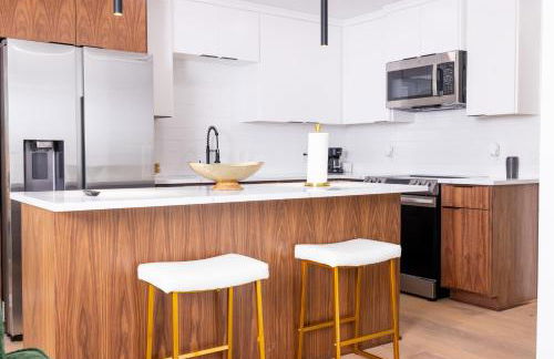 Luxe Retreat, Modern Gem with Private Backyard Oasis - Foto 15