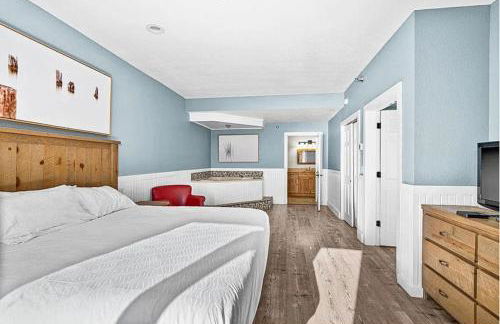 Whispering Pines Lake Views King Suite, 2 Queen Beds, Kitchen and Heated Pools - Foto 11