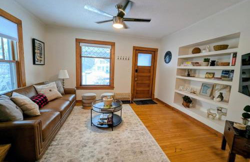 Elegant Linden Hills Home Family-Friendly Walk to Lake - Foto 16