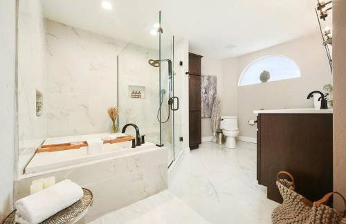 HostWise Stays - The Carnegie - Sauna, 1 Block from Butler St, Family Friendly - Foto 3