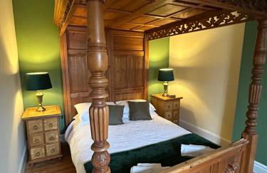 The Buxton Retreat A Luxurious 3-Storey Townhouse with Four Poster Bed and Double Jacuzzi Bath" - Photo 1