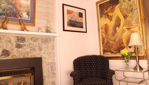 Roomy 2 bedroom 1 bath with private entrance, with fenced yard, and sports court - Photo 3