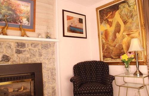Roomy 2 bedroom 1 bath with private entrance, with fenced yard, and sports court - Foto 3