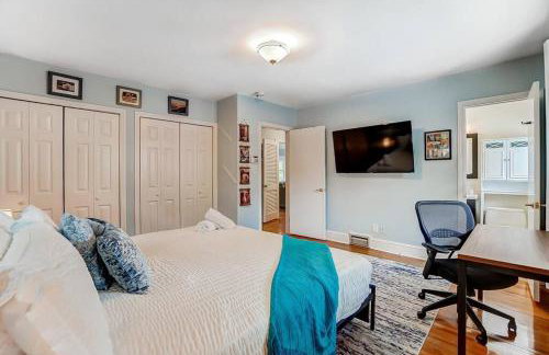 Poolside Bungalow with Fire Pit Fun and King Suite - Foto 14