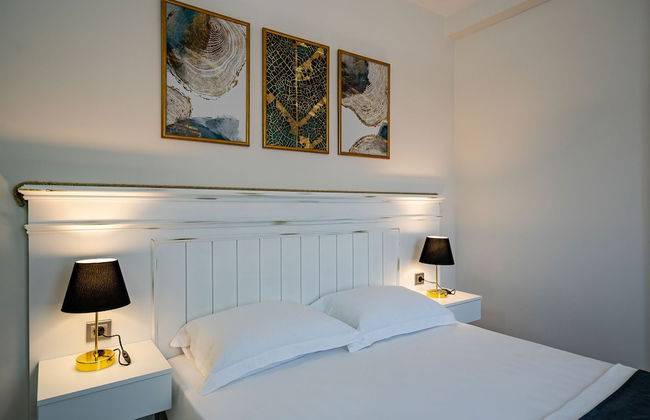 Eluxio Suite Hotel - Photo 11