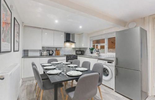 Chester Manor - 5 BR - Sleeps 10 - Free Parking - Foto 12