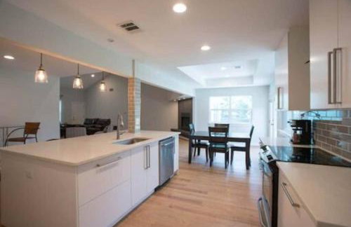 2 Large Bedrooms Open Living Peaceful - Photo 9