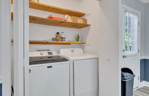 Shades of Gray 4BR Home w Mini Fridges - Foto 32