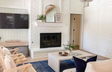 Luxe 4BR with Heated Pool and Hot Tub - Walk to Lake - Foto 7
