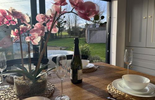 Adgestone Villa - A Luxurious Countryside Escape with Heated Pool, Near Sandown Beach, Dog Friendly in Rural Sandown - Perfect Getaway for Family & Friends - Photo 25