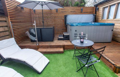 Luxe Detached 3 Bed Luxe House on Exclusive Private Estate Close to Coast Free Hot Tub Sleeps 6 Private Parking for 2 Cars - Photo 45