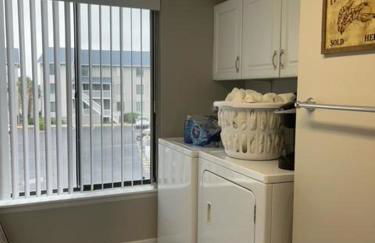 NEW LISTING! Centrally Located with Pool and Beach Views - Foto 15