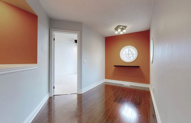 Luxury Retreat Modern Spacious 4 Bedroom Home - Photo 9