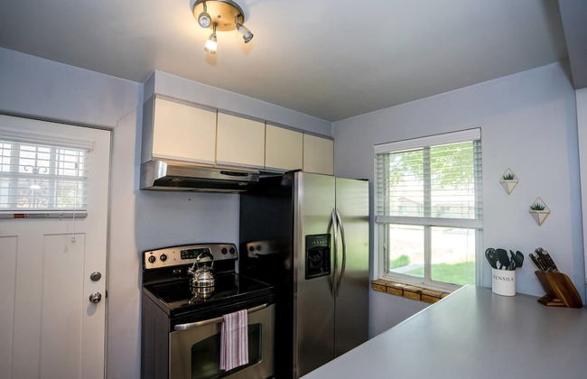 The Denver Den in Mayfair Park Enormous Backyard With Grill Sleeps 7 - Photo 8