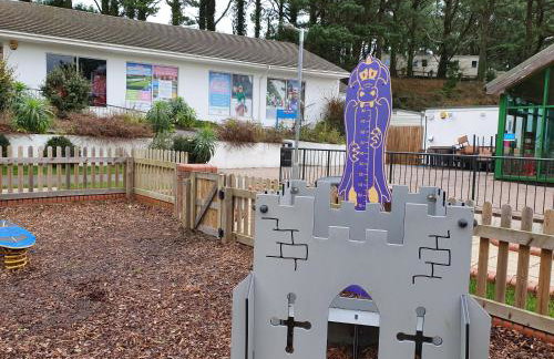 Cozy 3 bedroom Caravan, Sleeps 8, at Parkdean Newquay Holiday Park - Foto 84