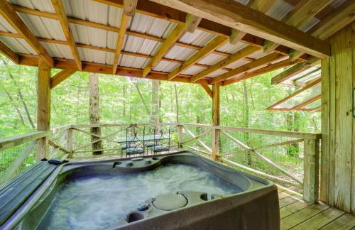 All-Season Sunroom and Hot Tub Marion Cabin Retreat - Foto 15