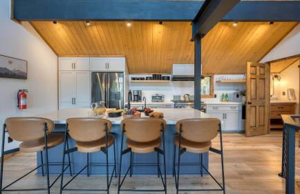 Lake View, Firepit, Game Room Remodeled Lake Tahoe Luxury Cabin by Avantstay - Foto 8