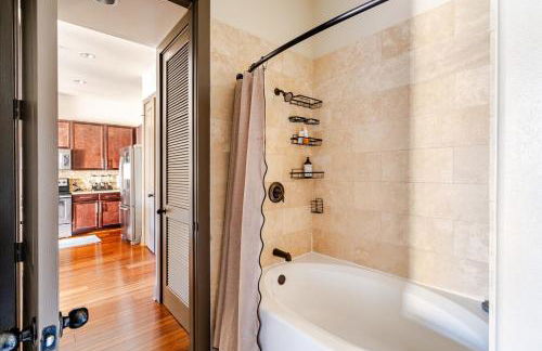 Galleria King Luxury Suite - Walk to Mall - Pool View - Foto 19