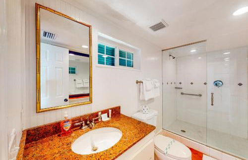 Classic coastal home with game room & private hot tub - walk to beaches - Foto 31