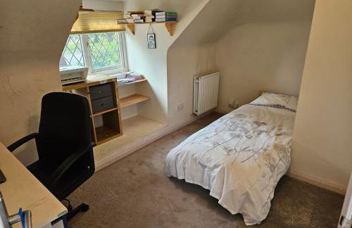 Stunning 4 bed house with huge garden and parking - Foto 37