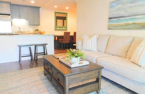 Q4 Professionally decorated upstairs beautiful soothing colors close to back pool - Foto 13