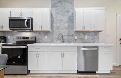 Spring at The Golden Goose including King Bed, Parking, Security and Laundry - Foto 2