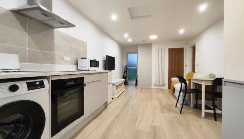 2 Bed Chippenham House with Parking - Photo 2, stove