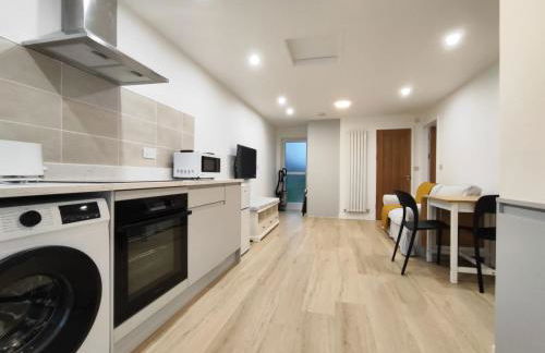 2 Bed Chippenham House with Parking - Foto 2