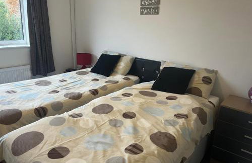 A Home from Home -2 Bed Flat & Free Driveway Parking - Foto 45